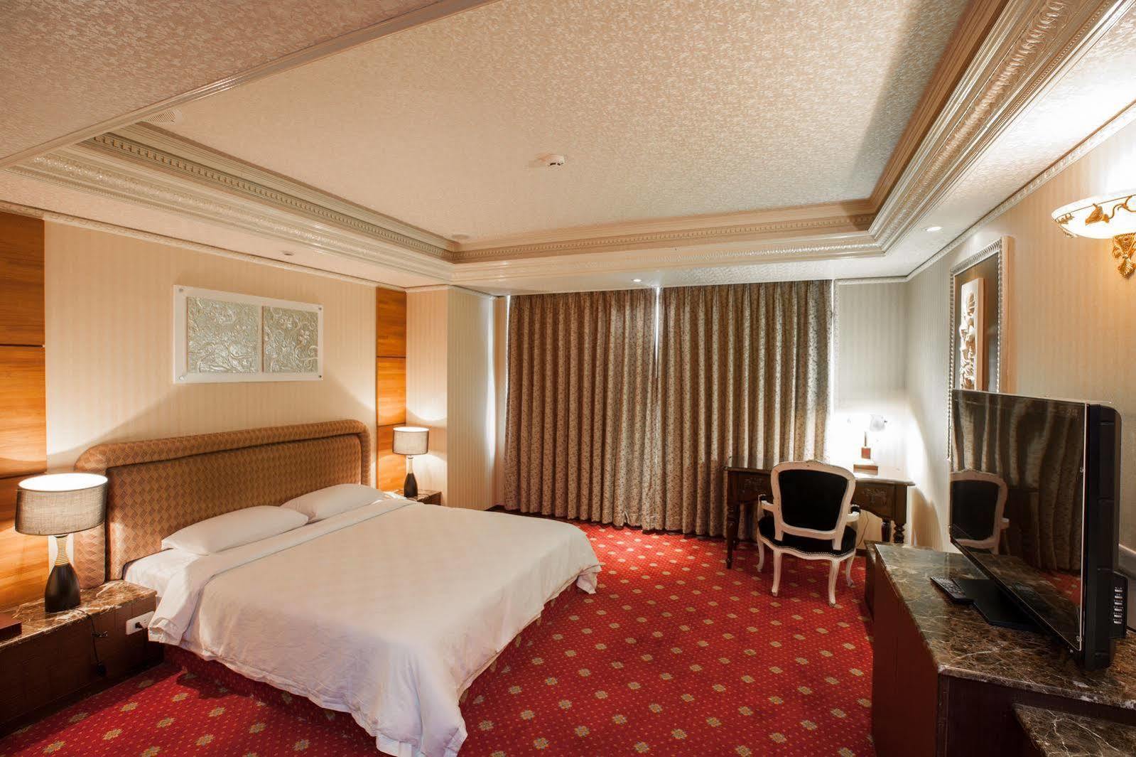 Mila Hotel Taichung Bagian luar foto