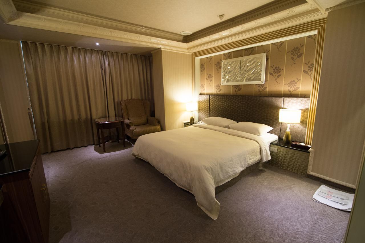 Mila Hotel Taichung Bagian luar foto
