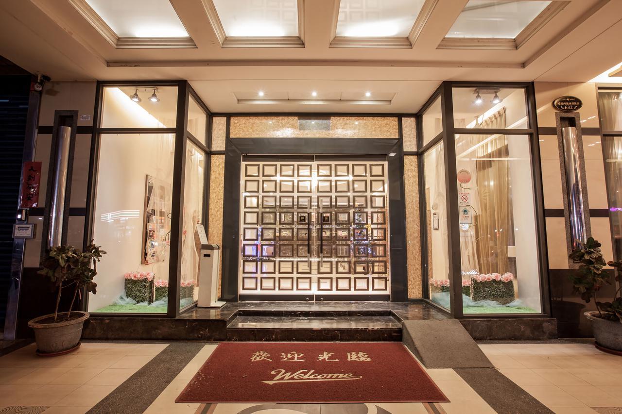 Mila Hotel Taichung Bagian luar foto