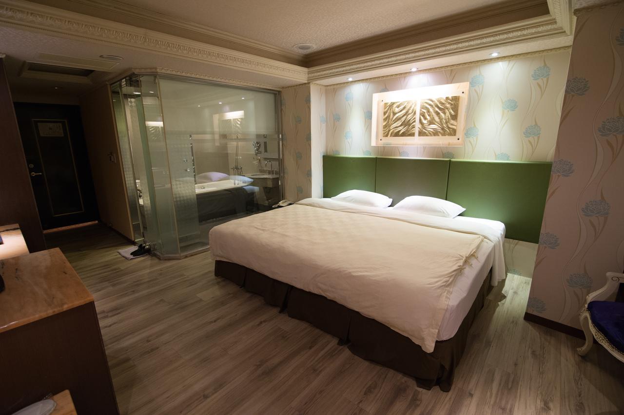 Mila Hotel Taichung Bagian luar foto