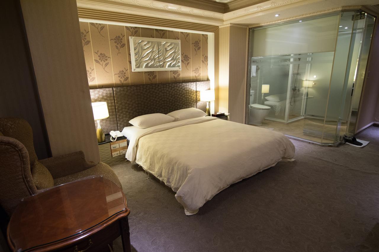 Mila Hotel Taichung Bagian luar foto