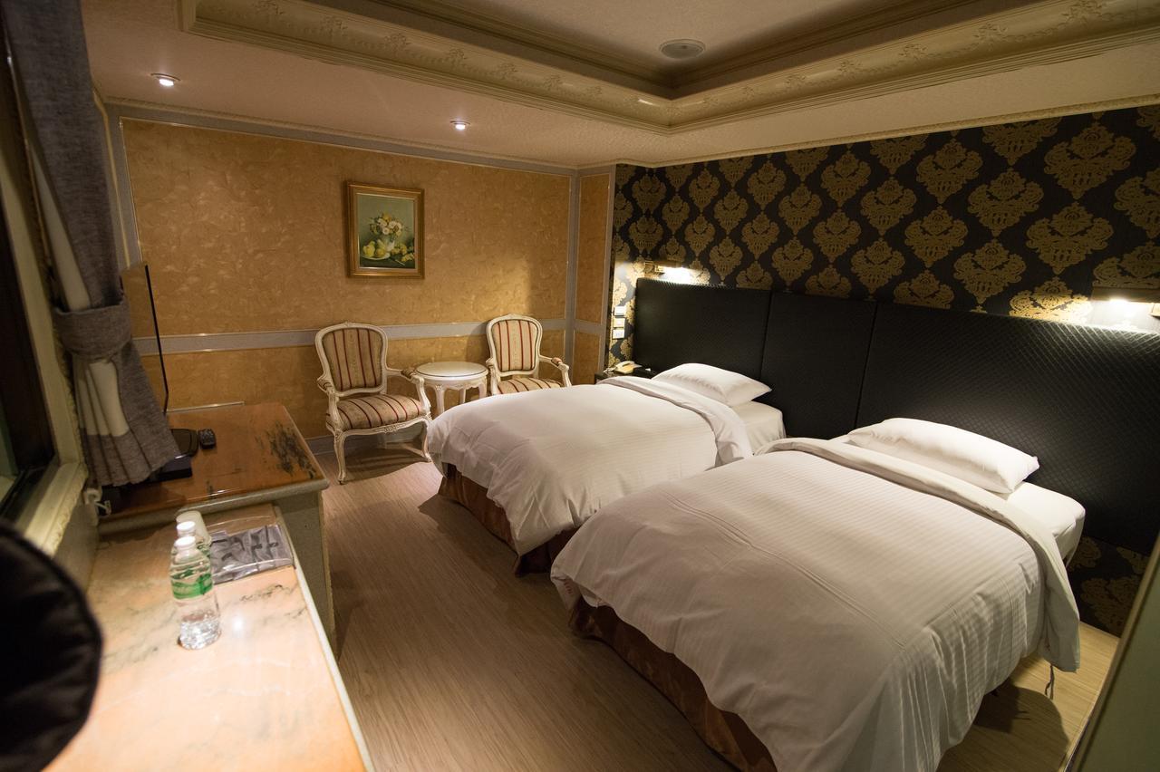 Mila Hotel Taichung Bagian luar foto