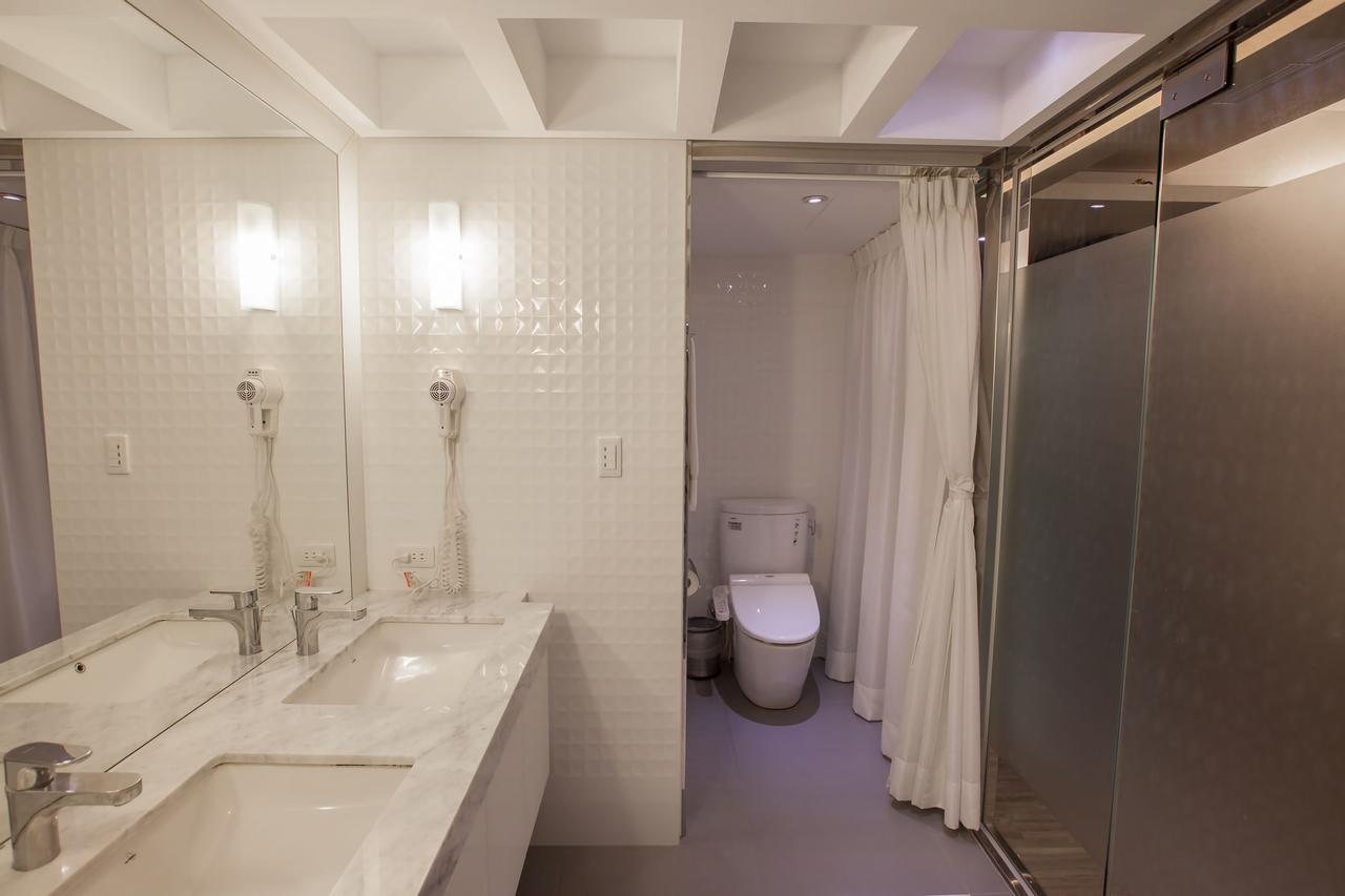 Mila Hotel Taichung Bagian luar foto