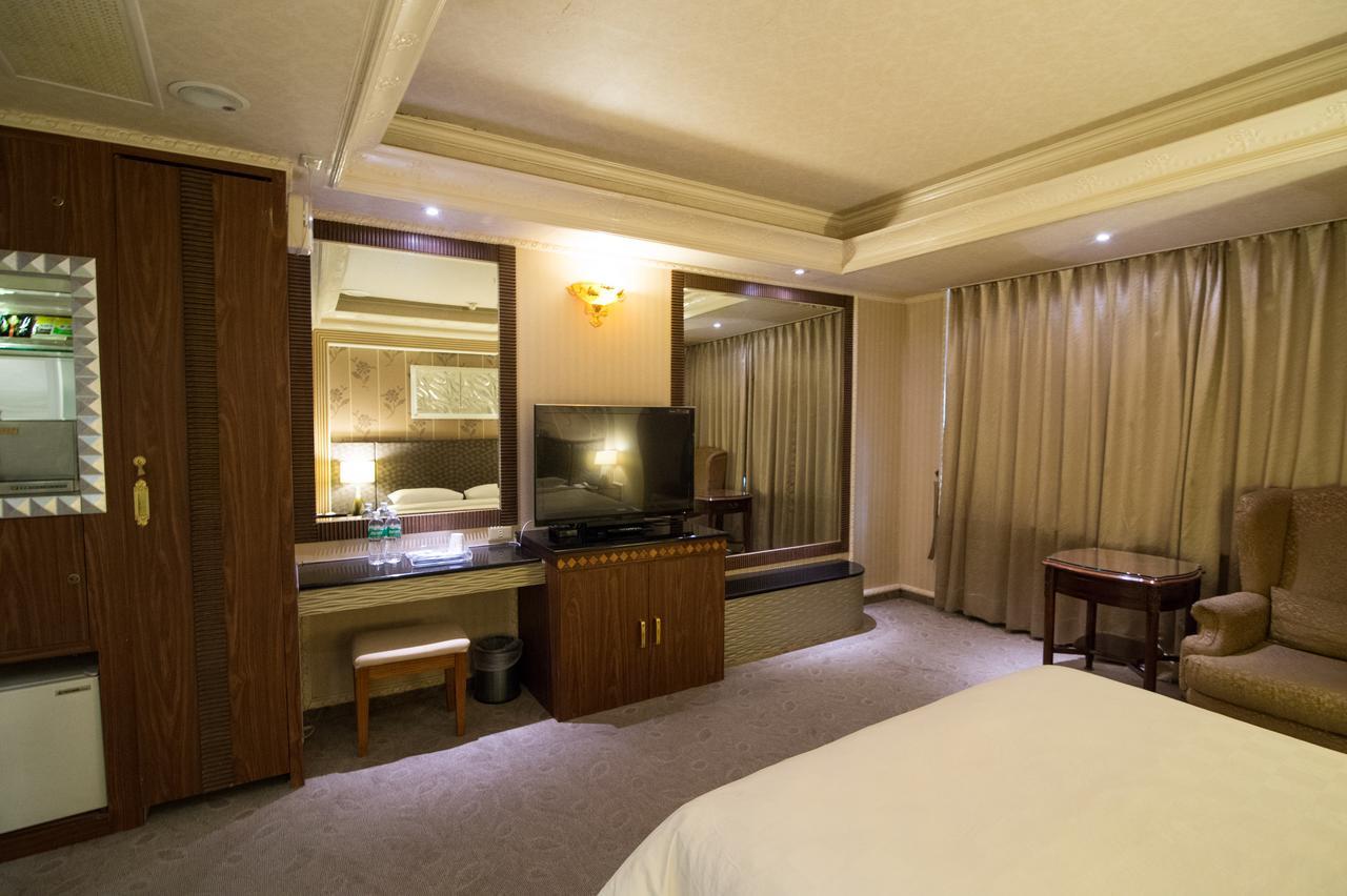 Mila Hotel Taichung Bagian luar foto