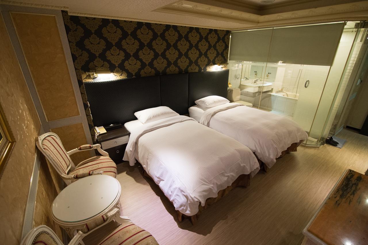 Mila Hotel Taichung Bagian luar foto