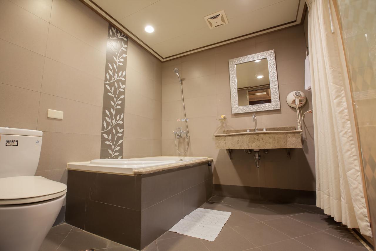 Mila Hotel Taichung Bagian luar foto