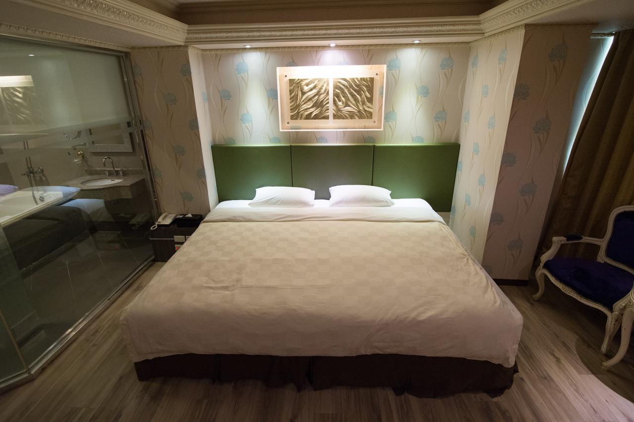 Mila Hotel Taichung Bagian luar foto