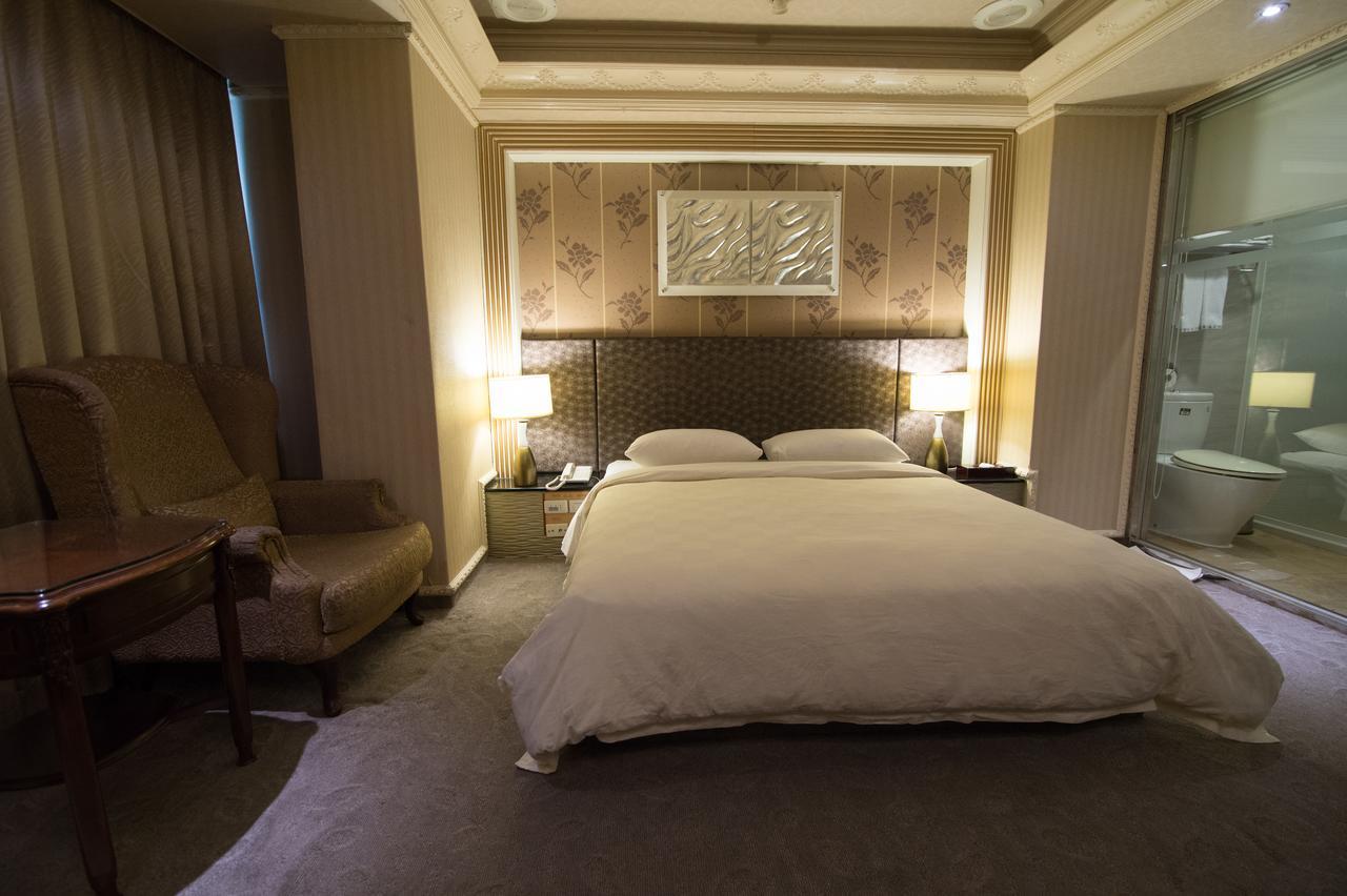 Mila Hotel Taichung Bagian luar foto