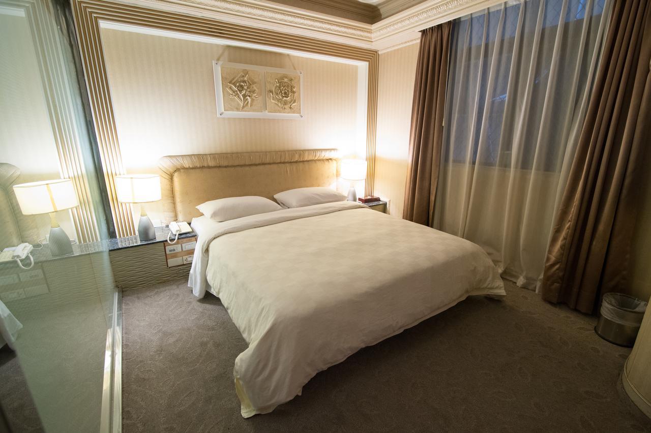 Mila Hotel Taichung Bagian luar foto