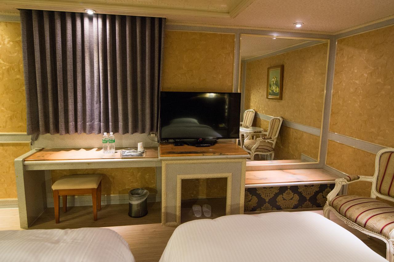 Mila Hotel Taichung Bagian luar foto